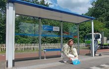 Wethouder Mathil Sanders plaatst een tegel van de Rookvrije Generatie bij een bushalte in Geldrop-Mierlo
