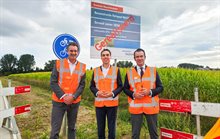 Bart Stieger van aannemer Heijmans, gedeputeerde Steun Smeulders en wethouder Sidney van den Bergh bij de opening van het fietspad langs de N625 in Oss.